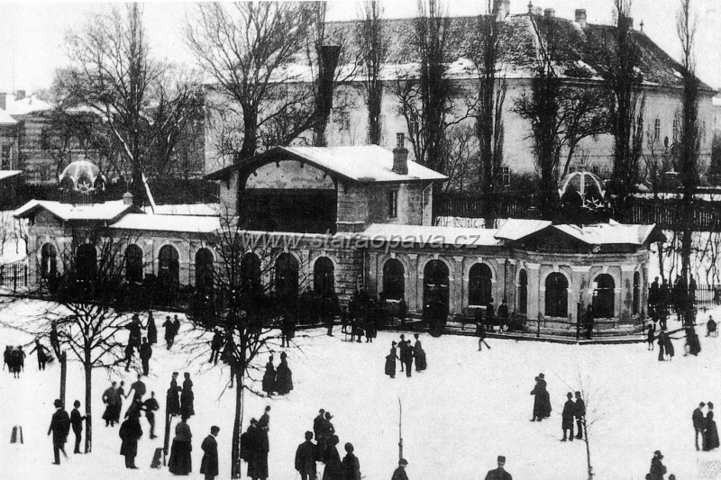 zameckyokruh (30).jpg - Původní budova na Zimním stadionu, která stávala za knížecím zámkem, který vidíme v pozadí fotografie z doby kolem roku 1880.